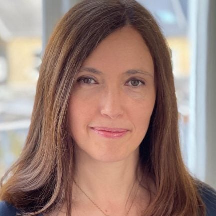 Veronica Bateman, Aksia